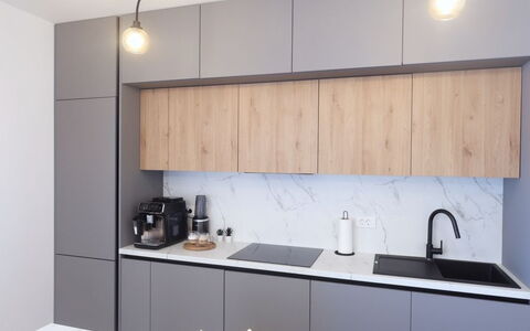 Amara: Mueble, Cocina, Mostrador, Diseño De Interiores, Gabinetes, Aparato De Cocina, Madera, Piso, Techo, Lámpara