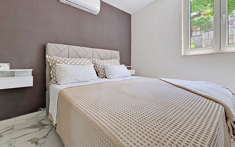 Aurora: Cama, Mueble, Diseño De Interiores, Habitación, Piso, Suelo, Lecho, Pared, Sábana, Madera