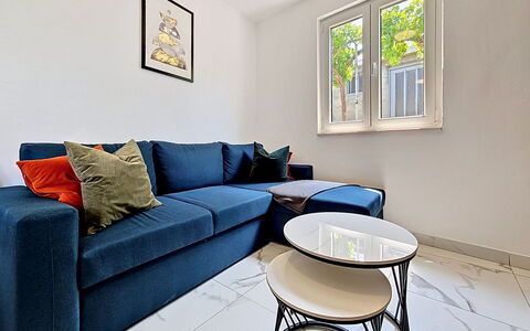 Aurora: Mueble, Piso, Sofá, Diseño De Interiores, Suelo, Madera, Sala, Departamento, Habitación