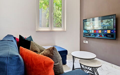 Aurora: Mueble, Diseño De Interiores, Dispositivo Electronico, Pared, Televisión, Sofá, Set De Televisión, Sala, Piso