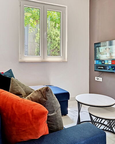 Aurora: Mueble, Diseño De Interiores, Dispositivo Electronico, Pared, Televisión, Sofá, Set De Televisión, Sala, Piso