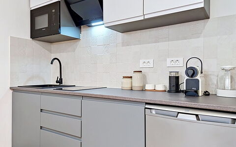 Kaštela 302: Cocina, Aparato De Cocina, Mostrador, Gabinetes, Electrodoméstico, Electrodoméstico, Diseño De Interiores, Piso, Mueble, Estufa De Cocina