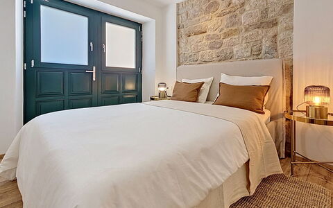 Kaštela 302: Cama, Mueble, Diseño De Interiores, Habitación, Piso, Pared, Suelo, Madera, Lecho, Techo