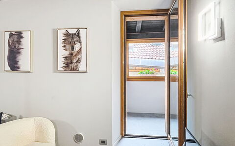 Silvia: Pared, Madera, Piso, Suelo, Diseño De Interiores, Puerta, Techo, Madera Dura, Suelos De Madera, Inicio De La Puerta