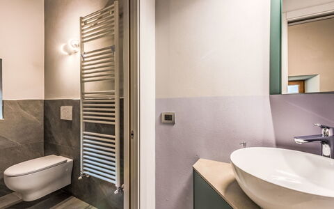 Silvia: Piso, Diseño De Interiores, Pared, Arreglo De Tubería, Suelo, Baño, Techo, Baño, Plomería, Habitación