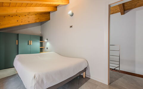 Silvia: Diseño De Interiores, Techo, Madera, Piso, Suelo, Habitación, Mueble, Cama, Habitación, Encendiendo