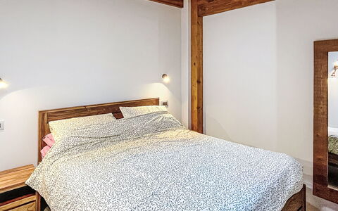 Silvia: Cama, Diseño De Interiores, Habitación, Pared, Piso, Madera, Suelo, Lecho, Sábana, Mueble