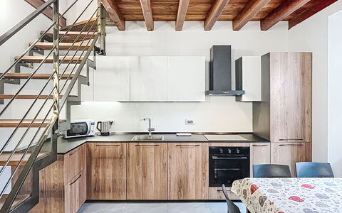 Silvia: Mueble, Piso, Diseño De Interiores, Madera, Suelo, Techo, Suelos De Madera, Mostrador, Cocina, Aparato De Cocina