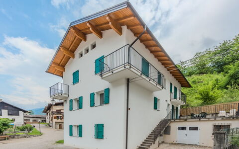 La Casa di Bruna: Edificio, Ventana, Barrio Residencial, Casa, Casa, Fachada, Asentamientos Humanos, Balcón, Pendiente, Departamento