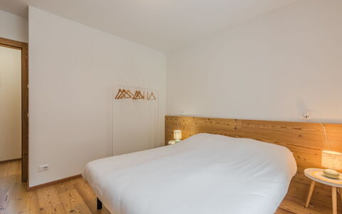 La Casa di Bruna: Piso, Diseño De Interiores, Suelo, Pared, Suelos De Madera, Madera, Habitación, Cama, Techo, Habitación