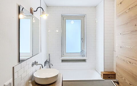 La Casa di Bruna: Pared, Piso, Diseño De Interiores, Madera, Baño, Arreglo De Tubería, Suelo, Espejo, Encendiendo, Techo