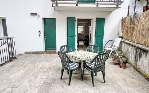 La Casa di Bruna: Piso, Suelo, Puerta, Loseta, Balcón, Losa, Mueble Para Exteriores, Planta De Casa, Silla, Maceta