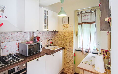 La Casa Azzurra: Cocina, Electrodoméstico, Aparato De Cocina, Diseño De Interiores, Madera, Piso, Mostrador, Gabinetes, Estufa De Cocina, Habitación