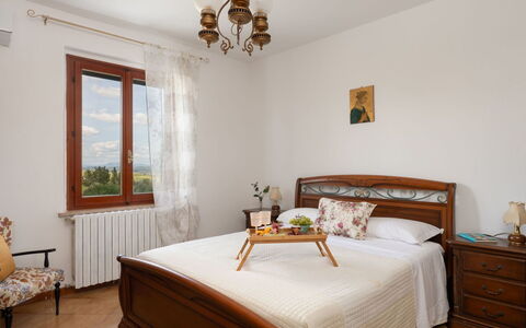 Dimora Fiorita: Cama, Mueble, Habitación, Diseño De Interiores, Lecho, Sábana, Madera, Piso, Suelo, Habitación