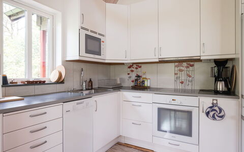 Lövekulle: Cocina, Mostrador, Aparato De Cocina, Gabinetes, Piso, Diseño De Interiores, Madera, Electrodoméstico, Fregadero, Suelo