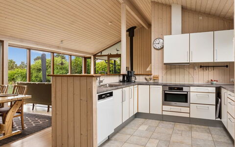 Stasia - 50M from the Sea: Cocina, Diseño De Interiores, Mueble, Piso, Madera, Suelo, Mostrador, Techo, Gabinetes, Suelos De Madera