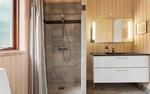 Stasia - 50M from the Sea: Piso, Suelo, Pared, Arreglo De Tubería, Madera, Diseño De Interiores, Baño, Plomería, Loseta, Mueble De Baño