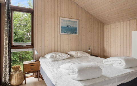 Stasia - 50M from the Sea: Cama, Habitación, Diseño De Interiores, Suelo, Madera, Mueble, Piso, Techo, Sábana, Lecho