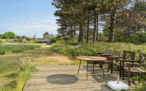 Stasia - 50M from the Sea: Arbusto, El Terreno Del Lote, Planta De La Comunidad, Mueble, Jardín, Cobertura Del Suelo, Mueble Para Exteriores, Mesa Al Aire Libre, Patio Interior
