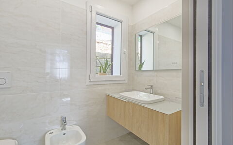 Oasis Villa Sanremo: Piso, Baño, Arreglo De Tubería, Suelo, Lavabo, Lavabo Del Baño, Diseño De Interiores, Baño, Grifo, Plomería