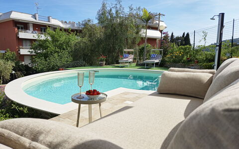 Oasis Villa Sanremo: Mueble, Piscina, Mueble Para Exteriores, Silla, Recurso, Paraguas, Eco Hotel, Sombra, Patio Interior, Jardín