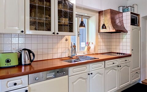 Jizera Cottage: Cocina, Mostrador, Gabinetes, Diseño De Interiores, Fregadero, Piso, Aparato De Cocina, Arreglo De Tubería, Lavabo, Grifo