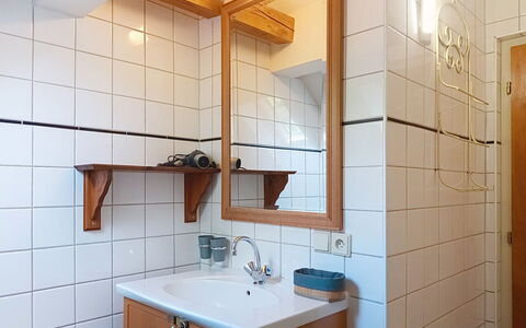 Jizera Cottage: Lavabo Del Baño, Pared, Arreglo De Tubería, Lavabo, Diseño De Interiores, Piso, Madera, Grifo, Suelo, Baño