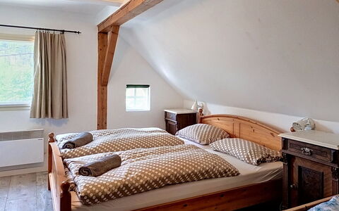 Jizera Cottage: Cama, Habitación, Mueble, Madera, Sábana, Diseño De Interiores, Lecho, Techo, Marco De La Cama, Suelo