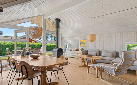 Ronna - 160M from the Sea: Piso, Madera, Diseño De Interiores, Mueble, Techo, Suelo, Suelos De Madera, Silla, Sala, Sofá