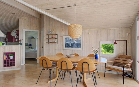 Ronna - 160M from the Sea: Piso, Madera, Suelo, Techo, Diseño De Interiores, Mueble, Suelos De Madera, Lámpara, Cocina Y Comedor Mesa, Comedor