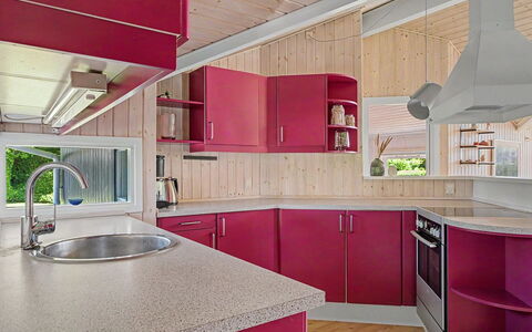 Ronna - 160M from the Sea: Diseño De Interiores, Piso, Cocina, Techo, Suelo, Mostrador, Casa, Arreglo De Tubería, Lavabo, Habitación