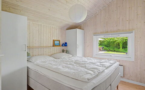 Ronna - 160M from the Sea: Madera, Habitación, Techo, Diseño De Interiores, Casa, Cama, Lecho, Habitación, Sábana, Marco De La Cama