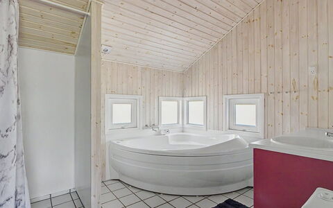 Ronna - 160M from the Sea: Piso, Suelo, Madera, Techo, Diseño De Interiores, Arreglo De Tubería, Bañera, Habitación, Baño, Casa