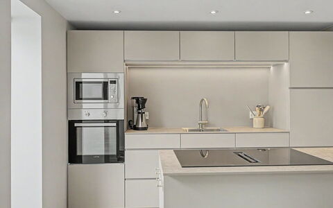 Swarthofthi - 90M from the Sea: Cocina, Aparato De Cocina, Mostrador, Diseño De Interiores, Gabinetes, Piso, Mueble, Pared, Suelo, Madera