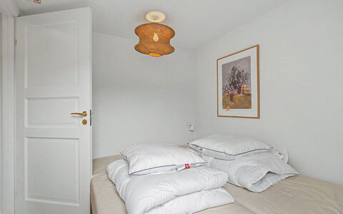 Swarthofthi - 90M from the Sea: Cama, Mueble, Habitación, Diseño De Interiores, Pared, Lecho, Sábana, Suelo, Madera, Techo