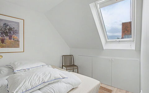 Swarthofthi - 90M from the Sea: Pared, Diseño De Interiores, Habitación, Piso, Madera, Cama, Techo, Suelo, Mueble, Habitación