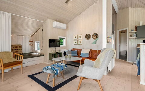 Rise - 600M from the Sea: Madera, Piso, Suelo, Diseño De Interiores, Casa, Techo, Mueble, Habitación, Sala, Madera Dura