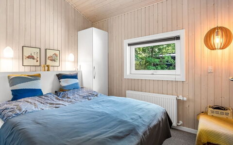 Rise - 600M from the Sea: Habitación, Madera, Diseño De Interiores, Cama, Techo, Sábana, Lecho, Mueble, Suelo, Piso