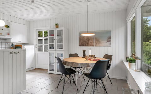 Arisa - from the Sea: Mueble, Diseño De Interiores, Piso, Madera, Suelo, Techo, Lámpara, Cocina Y Comedor Mesa, Silla, Comedor