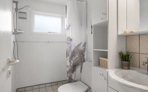 Arisa - from the Sea: Arreglo De Tubería, Pared, Piso, Diseño De Interiores, Suelo, Baño, Baño, Asiento Del Baño, Lavabo, Techo