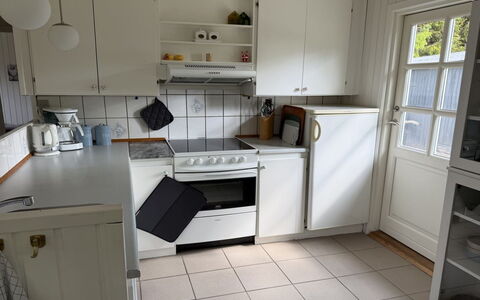 Arisa - from the Sea: Aparato De Cocina, Cocina, Electrodoméstico, Piso, Mostrador, Gabinetes, Estufa De Cocina, Suelo, Electrodoméstico, Diseño De Interiores