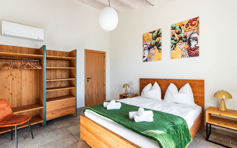 Villa Maddalena: Madera, Mueble, Piso, Diseño De Interiores, Suelo, Habitación, Manchas De Madera, Habitación, Suelos De Madera, Cama