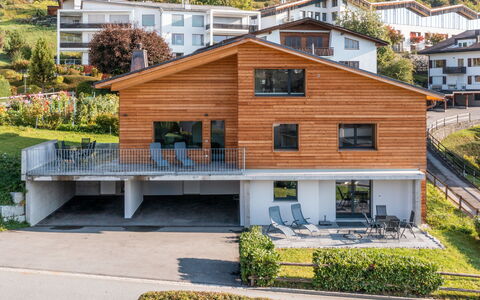 Flims 832: Ventana, Arquitectura, Barrio Residencial, Casa, Casa, Techo, Cabaña, Entrada De Coches, Suburbio, Segmento D