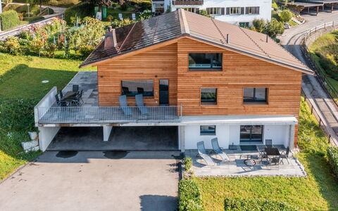 Flims 832: Ventana, Arquitectura, Barrio Residencial, Casa, Casa, Techo, Cabaña, Entrada De Coches, Suburbio, Segmento D