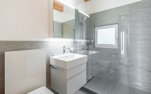 Darschalè 11: Piso, Arreglo De Tubería, Suelo, Diseño De Interiores, Baño, Lavabo, Lavabo Del Baño, Grifo, Techo, Loseta