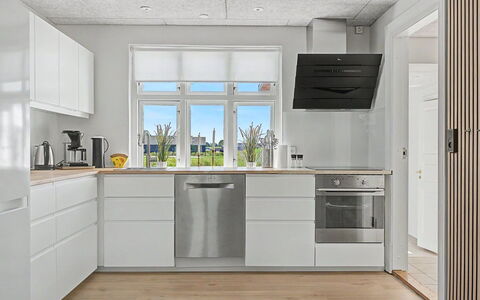 Aaro - 275M from the Sea: Cocina, Aparato De Cocina, Piso, Electrodoméstico, Madera, Suelo, Mostrador, Gabinetes, Diseño De Interiores, Electrodoméstico