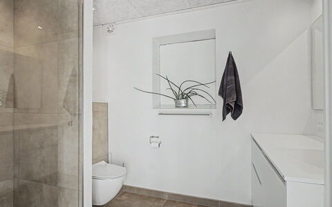 Aaro - 275M from the Sea: Piso, Pared, Suelo, Diseño De Interiores, Arreglo De Tubería, Techo, Baño, Encendiendo, Habitación, Loseta