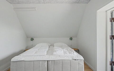 Aaro - 275M from the Sea: Habitación, Piso, Techo, Suelo, Diseño De Interiores, Linos, Lecho, Sábana, Cama, Marco De La Cama