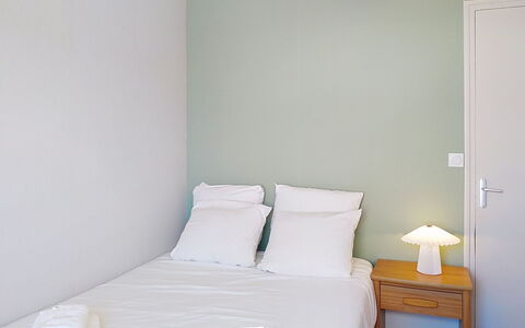 Dolce Vita: Pared, Suelo, Diseño De Interiores, Madera, Habitación, Piso, Cama, Mueble, Habitación, Sábana