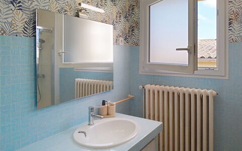 Dolce Vita: Pared, Arreglo De Tubería, Lavabo Del Baño, Diseño De Interiores, Lavabo, Piso, Baño, Espejo, Grifo, Suelo
